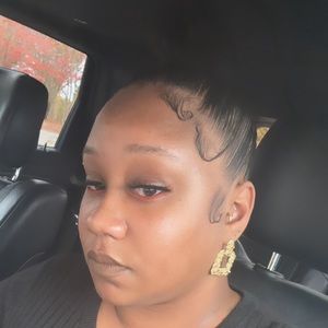 Meet your Posher, Monique